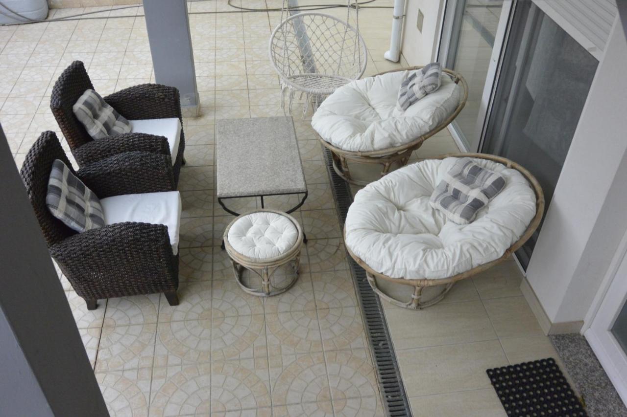 Apartments Lili Flora Zara Esterno foto